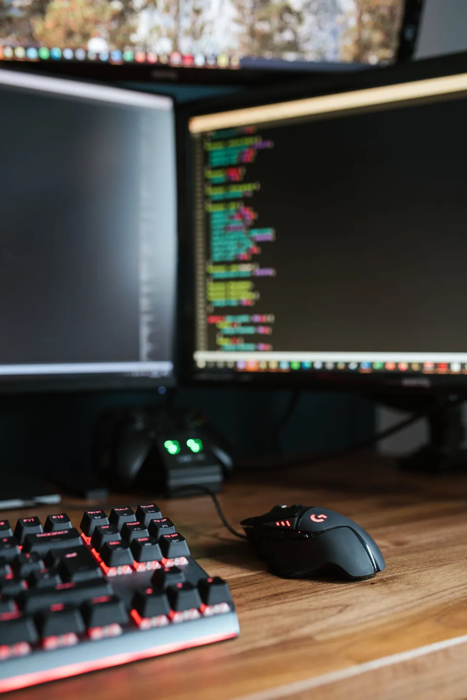 Estação de trabalho montada com monitor, teclado e mouse sobre mesa de madeira